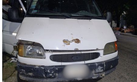 Una trafic blanca sufrió la rotura de su ventana delantera derecha y el robo de la batería. Una trafic blanca sufrió la rotura de su ventana delantera derecha y el robo de la batería.