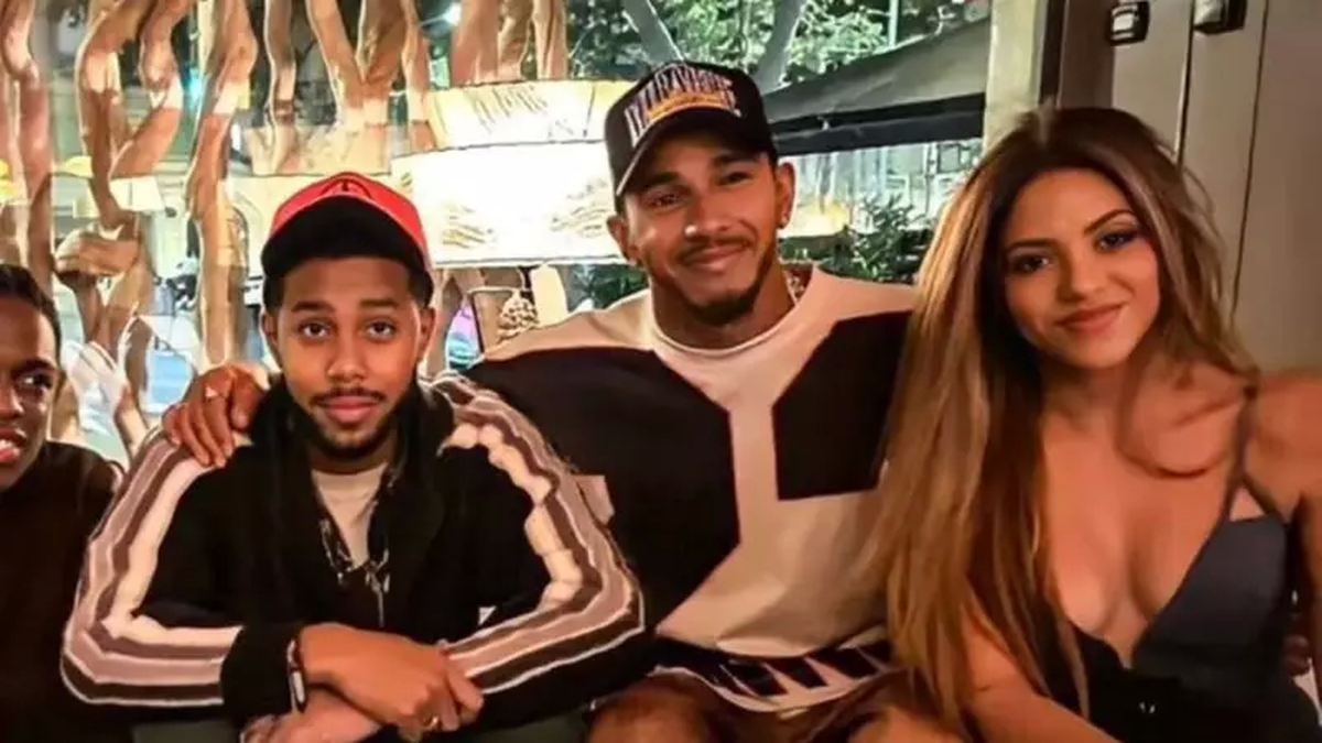 En Barcelona, Shakira y Lewis Hamilton salieron a comer con amigos.