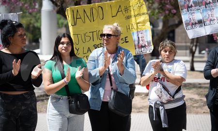 La presentación lleva la firma de las madres de las niñas y fue presentada ante el Procurador de la Corte Suprema de Santa Fe. La presentación lleva la firma de las madres de las niñas y fue presentada ante el Procurador de la Corte Suprema de Santa Fe.