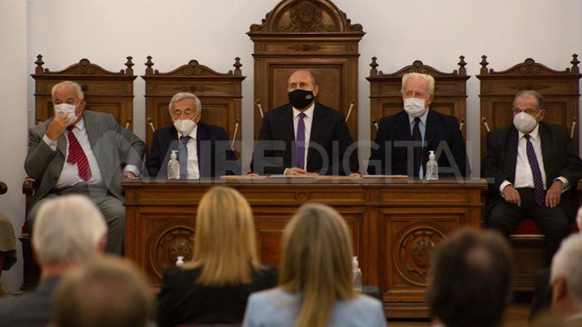 Ministros de la Corte y Gobernador en el acto de apertura judicial.