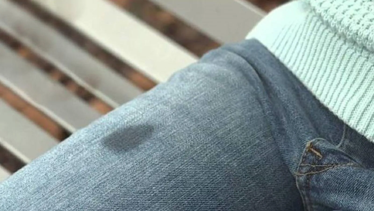 Una usuaria de TikTok se volvió viral al mostrar cómo sacar manchas de aceite de la ropa.