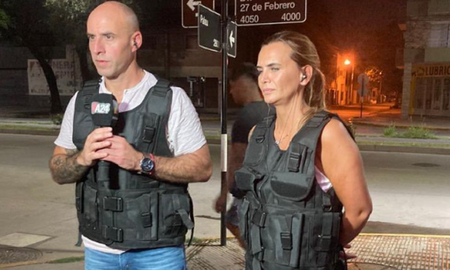 Amalia Granata apareció en Rosario con chaleco antibalas y un vecino la encaró enfurecido: Está haciendo una payasada Amalia Granata apareció en Rosario con chaleco antibalas y un vecino la encaró enfurecido: Está haciendo una payasada