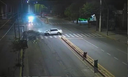 Un impactante choque en una avenida de la ciudad de Córdoba dejó tres heridos con politraumatismos. Un impactante choque en una avenida de la ciudad de Córdoba dejó tres heridos con politraumatismos.