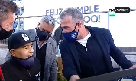 Maradona alertó a sus fanáticos tras su aparición por sus 60 años. Maradona alertó a sus fanáticos tras su aparición por sus 60 años.