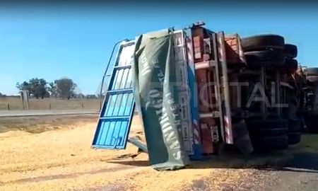 Volcó un camión en la Ruta Nacional 34 Volcó un camión en la Ruta Nacional 34