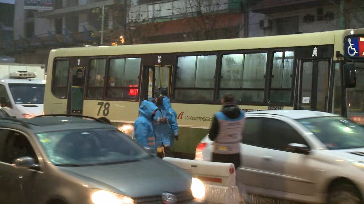 Todo fue filmado por otro pasajero que iba en el transporte público