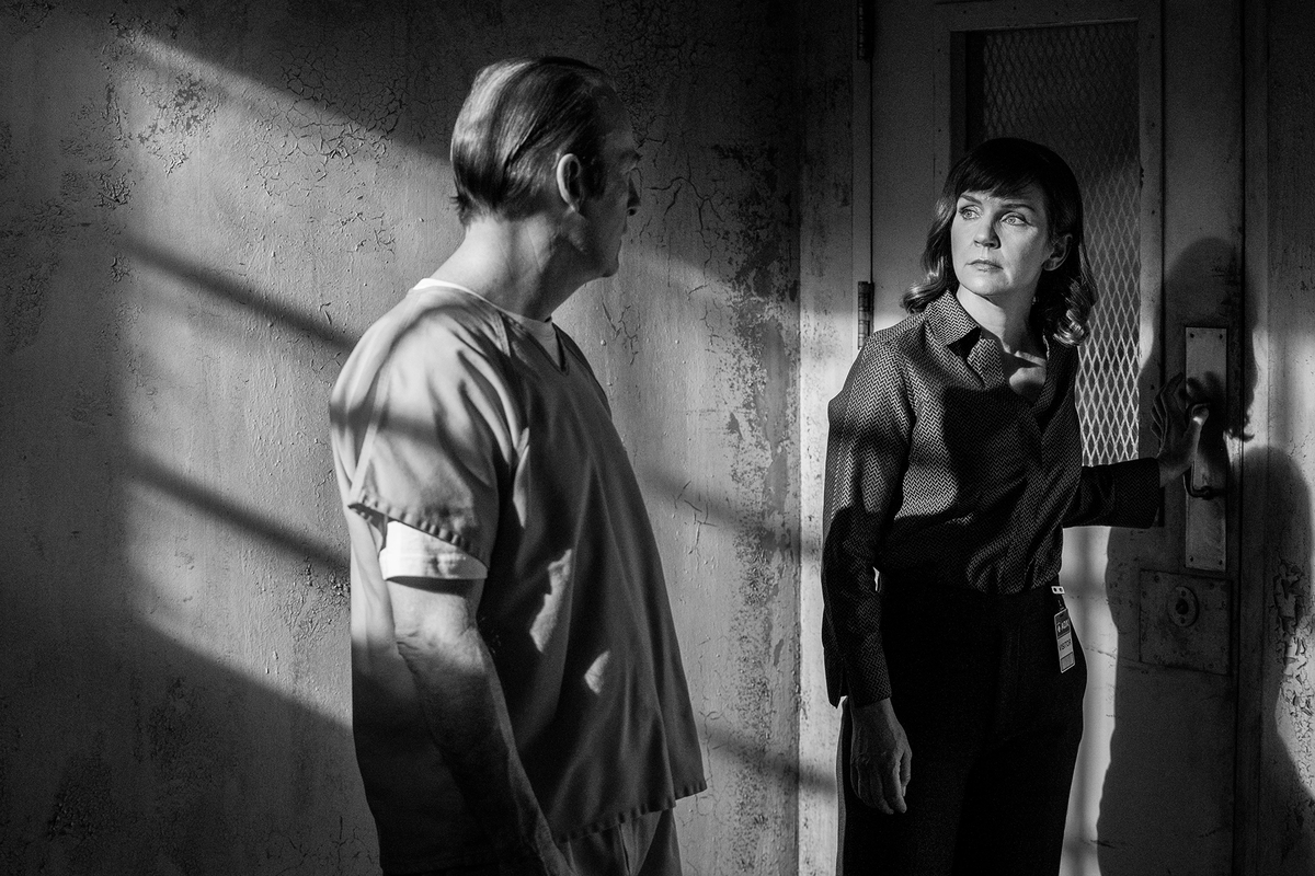 Después de que Jimmy decida confesar todo lo que hizo, Kim decide visitarlo en prisión. La serie acaba con ellos dos viéndose a los ojos una última vez.