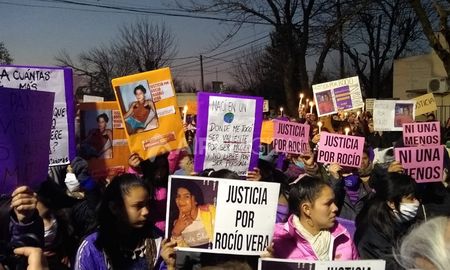 Este martes por la noche, un millar de manifestantes marcharon en pedido de justicia por el crimen de la adolescente. Este martes por la noche, un millar de manifestantes marcharon en pedido de justicia por el crimen de la adolescente.