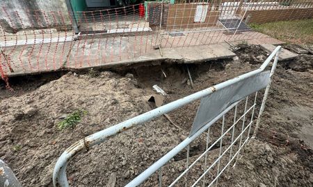 Vecinosde barrio El Pozo aseguran que el problema lleva más de un mes y que lostrabajos, iniciados esta semana entre las manzanas 3 y 4, avanzan lentamente. Vecinosde barrio El Pozo aseguran que el problema lleva más de un mes y que lostrabajos, iniciados esta semana entre las manzanas 3 y 4, avanzan lentamente.