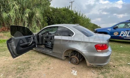 A un costado de la calle. Así quedó el auto que luego fue revisado por personal policial. A un costado de la calle. Así quedó el auto que luego fue revisado por personal policial.
