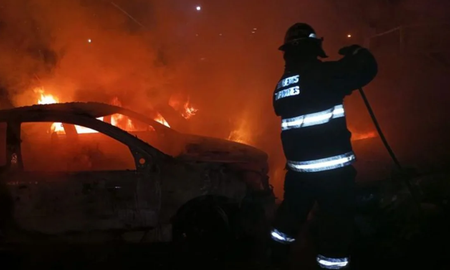 Rosario violenta: cuatro autos fueron incendiados en la cuadra donde hay una comisaría Rosario violenta: cuatro autos fueron incendiados en la cuadra donde hay una comisaría