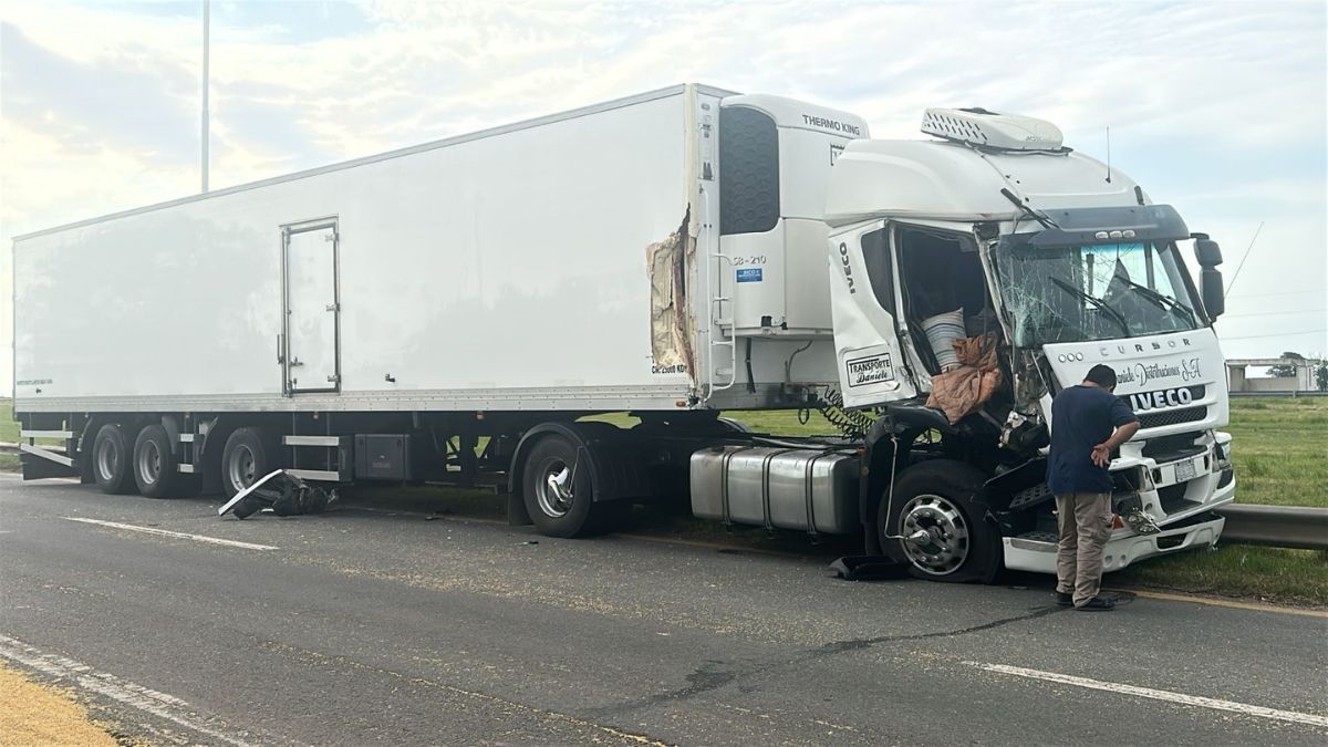 Así quedó el camión que se llevó la peor parte en el accidente.