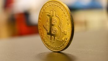 Venta masiva de Bitcoin hace caer la criptomoneda a su valor más bajo desde abril