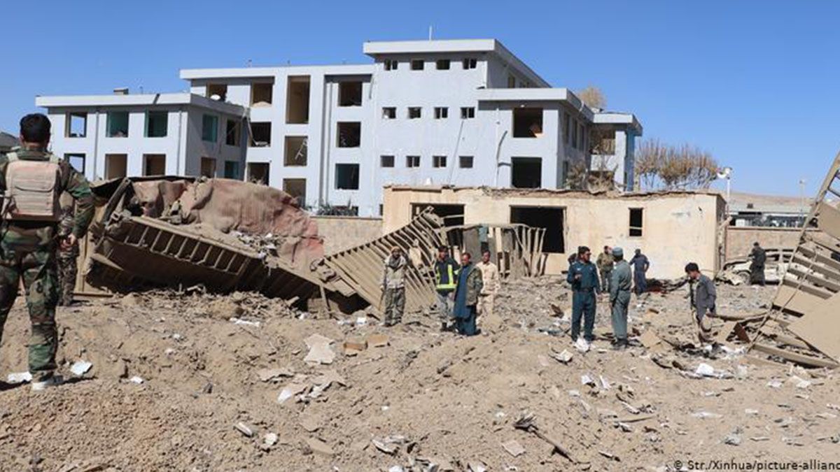 Al menos a 12 civiles murieron y más de 100 resultaron heridos este domingo en un atentado con coche bomba contra un cuartel de la policía afgana en la provincia occidental de Ghor