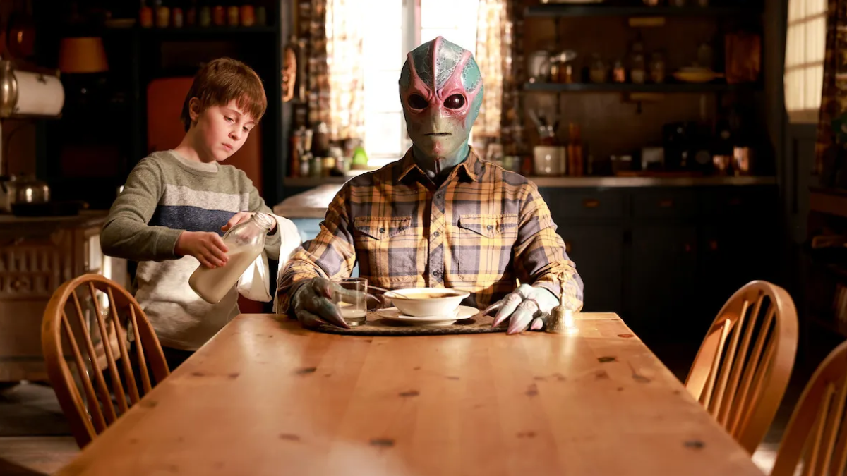 Cómo es Resident Alien, la desopiliante serie que llegó a Netflix