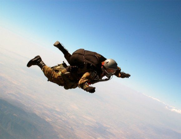 Impresionante impacto de un paracaidista contra una montaña