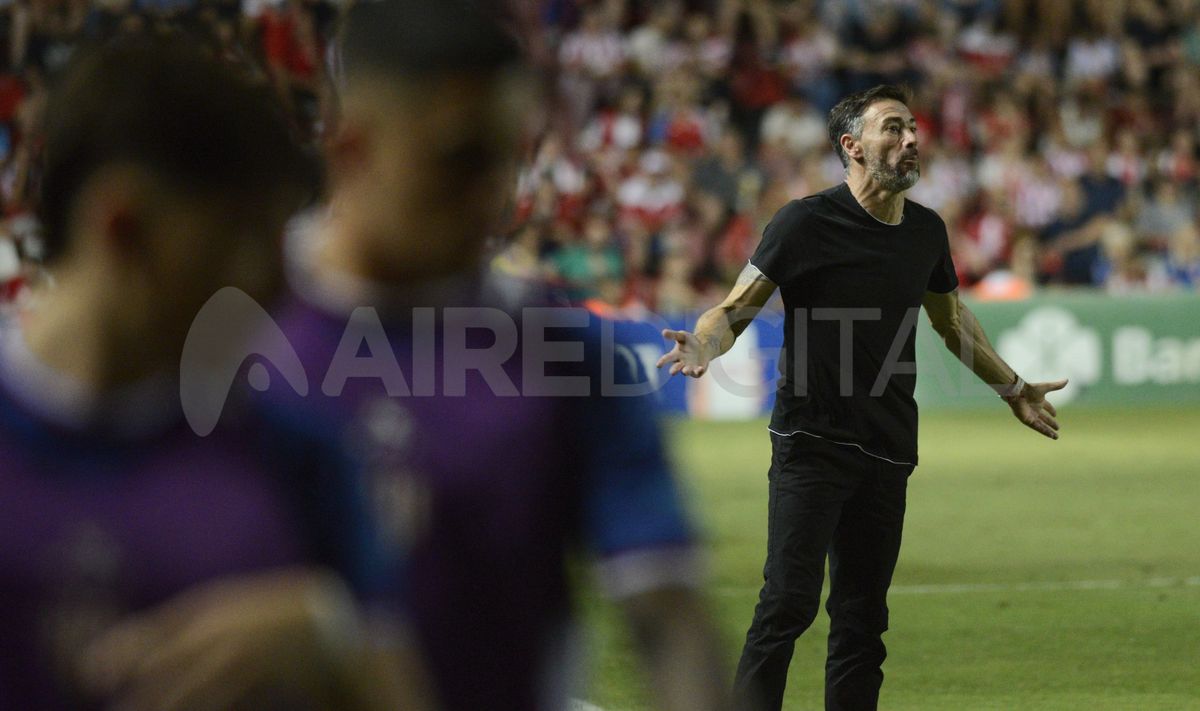 El Kily González dando indicaciones durante el partido de Unión vs Newell's. El Kily González dando indicaciones durante el partido de Unión vs Newell's.
