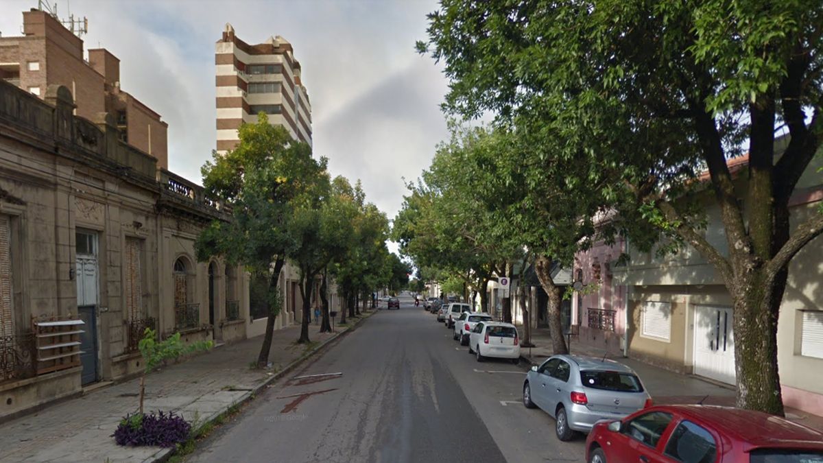 La calle General Alvear corre de sur a norte.