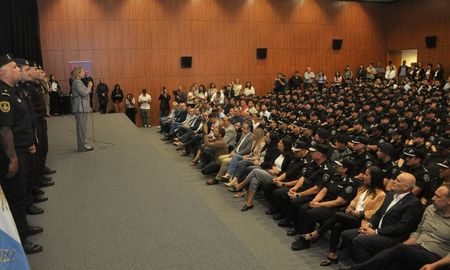 El gobierno de la provincia de Santa Fe incorporó a 190 agentes de la policía para el departamento La Capital. El gobierno de la provincia de Santa Fe incorporó a 190 agentes de la policía para el departamento La Capital.
