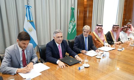 Maximiliano Pullaro, Martín Llaryora y Luis Caputo firmaron el acuerdo con los representantes del Fondo Saudí. Maximiliano Pullaro, Martín Llaryora y Luis Caputo firmaron el acuerdo con los representantes del Fondo Saudí.