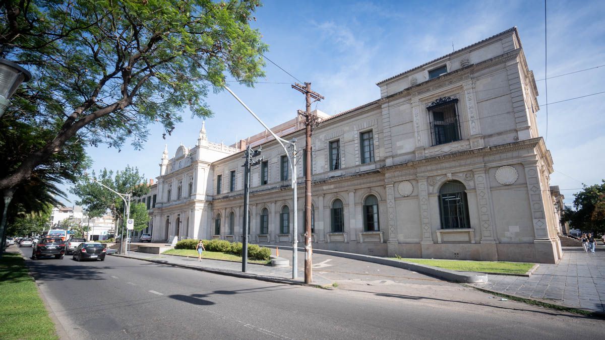Los docentes de la Universidad Nacional del Litoral (UNL), la Universidad Nacional de Rosario (UNR) y de la Universidad Tecnológica Nacional (UTN) inician este lunes un paro nacional que se extenderá durante toda la semana en reclamo de mejoras salariales.