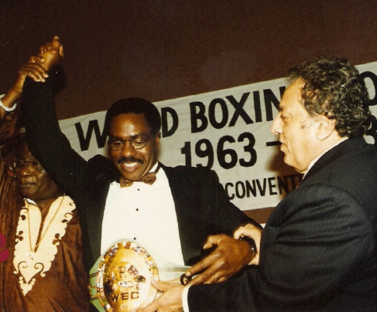 Tras su liberación definitiva, en 1985, Carter se convirtió en un ícono de la lucha contra los abusos del poder. Entre los múltiples reconocimientos que recibió, el Consejo Mundial de Boxeo (CMB) le otorgó, durante su Convención Anual de 1993, en Las Vegas, el título de Campeón Honorífico. En la foto, con el entonces presidente del organismo, el mexicano José Sulaimán Chagnón.