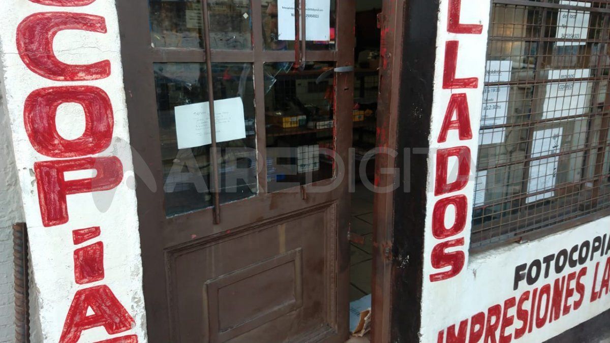 Para ingresar al negocio, los delincuentes rompieron los barrotes y luego el vidrio