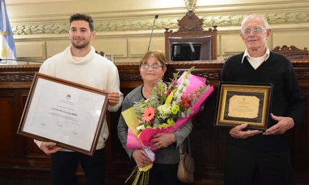 Lucas Alario fue reconocido por la Cámara de Senadores de Santa Fe y habló de su pasado en Colón y la ilusión que mantiene por ir a la Copa Mundial de Fútbol de 2022. Lucas Alario fue reconocido por la Cámara de Senadores de Santa Fe y habló de su pasado en Colón y la ilusión que mantiene por ir a la Copa Mundial de Fútbol de 2022.