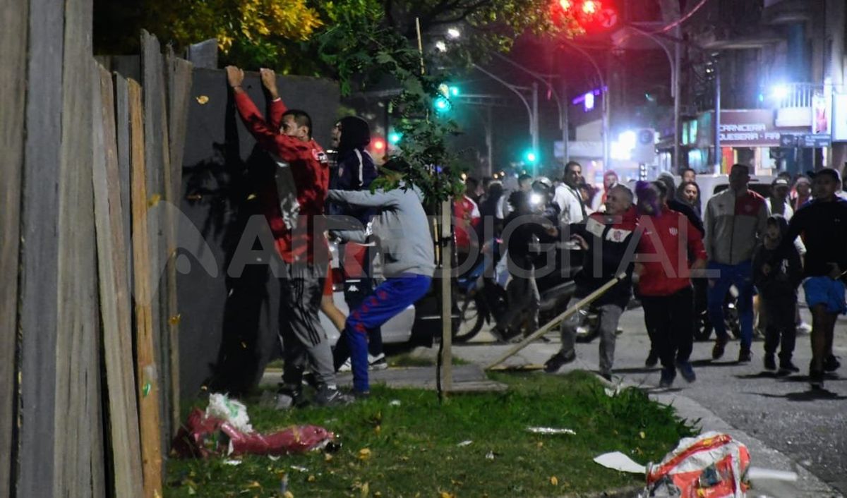 Algunas personas intentaron derribar fenólicos y la Policía avanzó para dispersar al grupo de hinchas de Unión que se manifestaban contra la dirigencia.