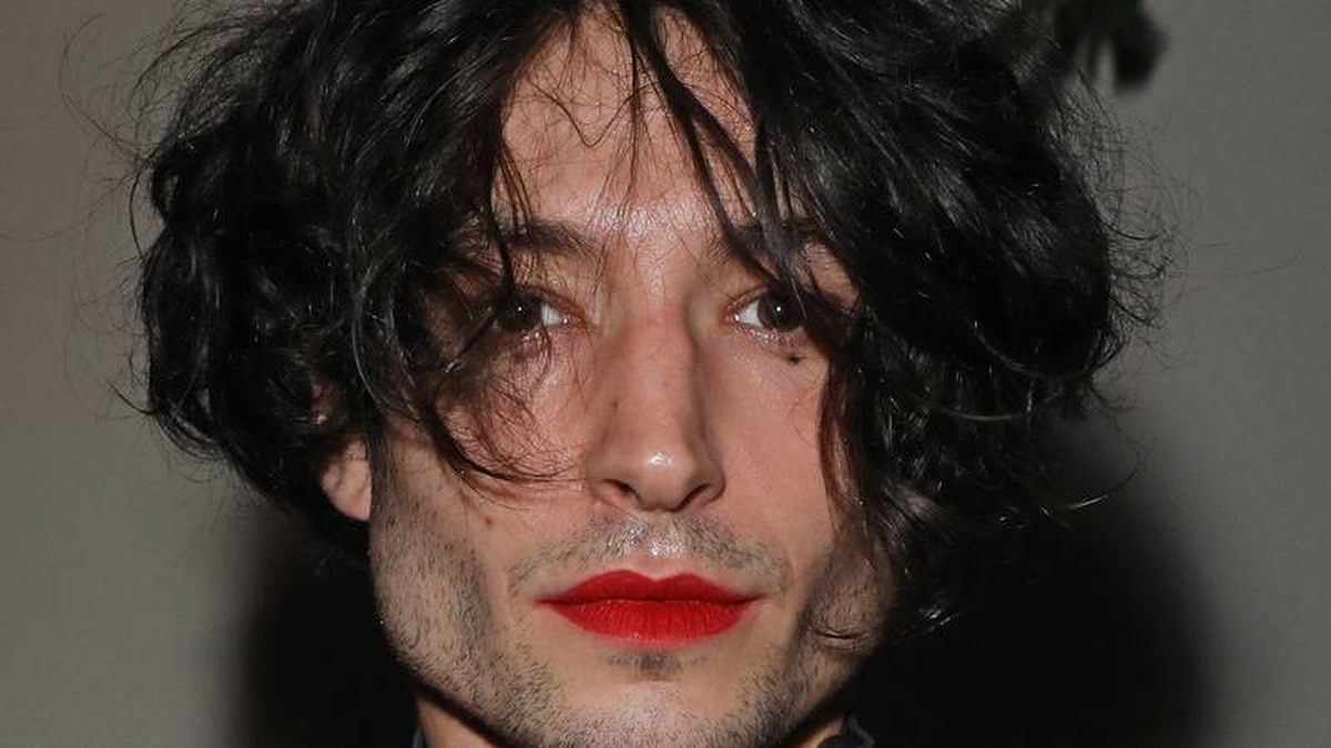 La estrella no binaria Ezra Miller, plagada de escándalos, fue vista en la casa de su madre en Vermont.