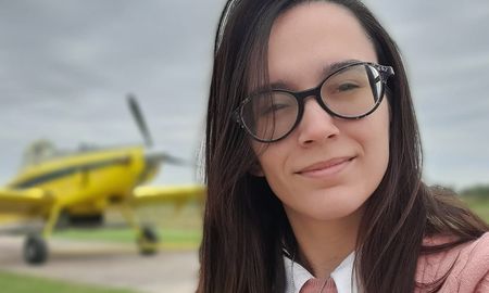 Abigail Slaboch, de 18 años, se transformó en la primera argentina con hipoacusia en obtener la licencia de piloto comercial. Abigail Slaboch, de 18 años, se transformó en la primera argentina con hipoacusia en obtener la licencia de piloto comercial.