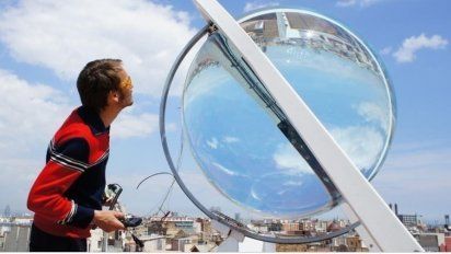 Placas esféricas que obtienen energía del sol y también de la luna