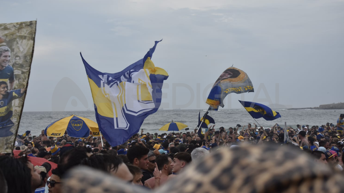 La impactante marea azul y oro en las playas de Copacabana. Boca enfrentará a Fluminese este sábado.