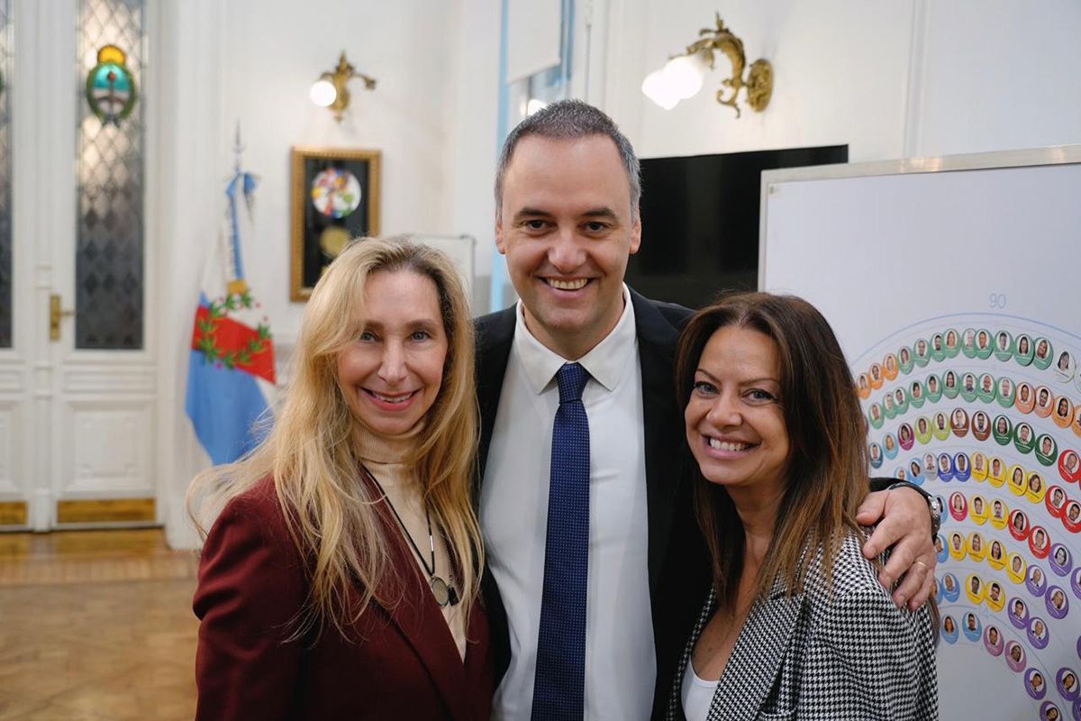 En la investigación, mañana declarará otro testigo, el hijastro de una de las jubiladas que vendió a los Adorni su departamento del barrio porteño de Caballito, Leandro Miano. Esa operación se hizo con un pago de 30 mil dólares en efectivo y otros 200 mil sin intereses que el jefe de Gabinete tiene que cancelar en noviembre próximo. En la investigación, mañana declarará otro testigo, el hijastro de una de las jubiladas que vendió a los Adorni su departamento del barrio porteño de Caballito, Leandro Miano. Esa operación se hizo con un pago de 30 mil dólares en efectivo y otros 200 mil sin intereses que el jefe de Gabinete tiene que cancelar en noviembre próximo.
