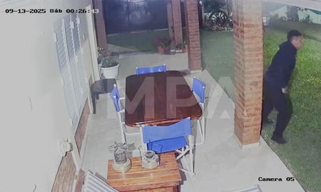 Uno de los ladrones al ser captados por las cámaras de seguridad instaladas en la casa de Villagoiz. Uno de los ladrones al ser captados por las cámaras de seguridad instaladas en la casa de Villagoiz.