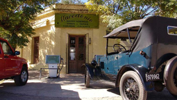 El crecimiento de Uribelarrea estuvo ligado íntimamente a la llegada del tren en 1892, un hito que permitió el transporte masivo de la producción lechera hacia los grandes centros urbanos de Buenos Aires.