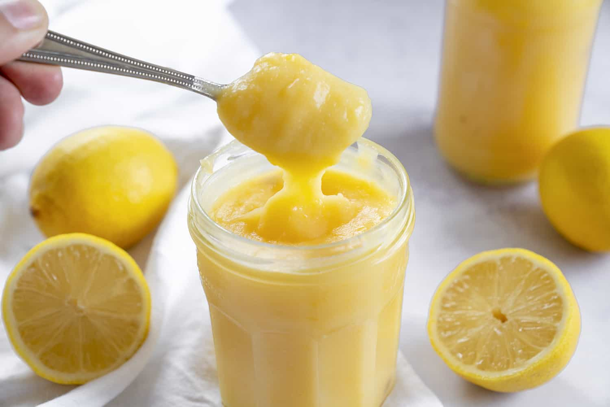 El lemon curd es una crema de limón que puede usarse como un relleno para tartas o tortas. El lemon curd es una crema de limón que puede usarse como un relleno para tartas o tortas. 