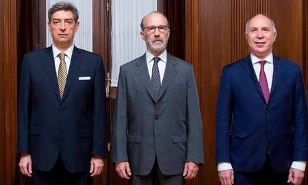 Los jueces de la Corte Suprema Horacio Rosatti, Carlos Rosenkrantz y Ricardo Lorenzetti rechazaron la presentación de los acusados locales en la Causa Libra. Los jueces de la Corte Suprema Horacio Rosatti, Carlos Rosenkrantz y Ricardo Lorenzetti rechazaron la presentación de los acusados locales en la Causa Libra.