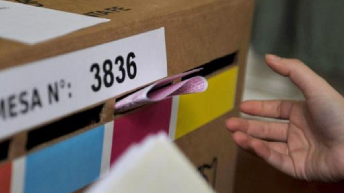 En una segunda instancia de votación, luego de pasar por el cuarto oscuro, los electores recibirán una boleta única y deberán dirigirse a un box para marcar su preferencia y luego depositarla en las urnas provinciales.