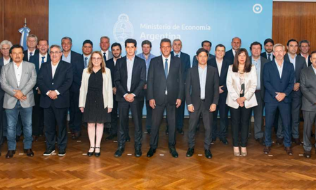 El ministro de Economía, Sergio Massa, durante la reunión que mantuvieron con mandatarios electos de todas las provincias. El ministro de Economía, Sergio Massa, durante la reunión que mantuvieron con mandatarios electos de todas las provincias.