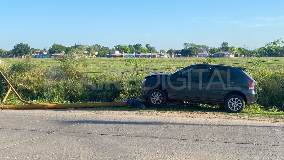 Una persona que conducía un Fiat Palio perdió el control&nbsp; y chocó una columna de alumbrado público