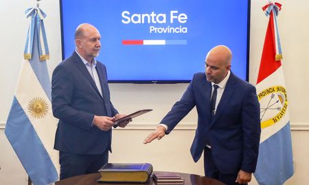 Claudio Brilloni asumió este miércoles por la noche el cargo de ministro de Seguridad de Santa Fe. Claudio Brilloni asumió este miércoles por la noche el cargo de ministro de Seguridad de Santa Fe.