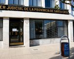 La Corte Suprema de Justicia de la Nación destrabó este jueves el conflicto abierto desde el año pasado entre los tres poderes del Estado en la provincia de Santa Cruz, declaró la validez de la ley por reforma judicial local. La Corte Suprema de Justicia de la Nación destrabó este jueves el conflicto abierto desde el año pasado entre los tres poderes del Estado en la provincia de Santa Cruz, declaró la validez de la ley por reforma judicial local.
