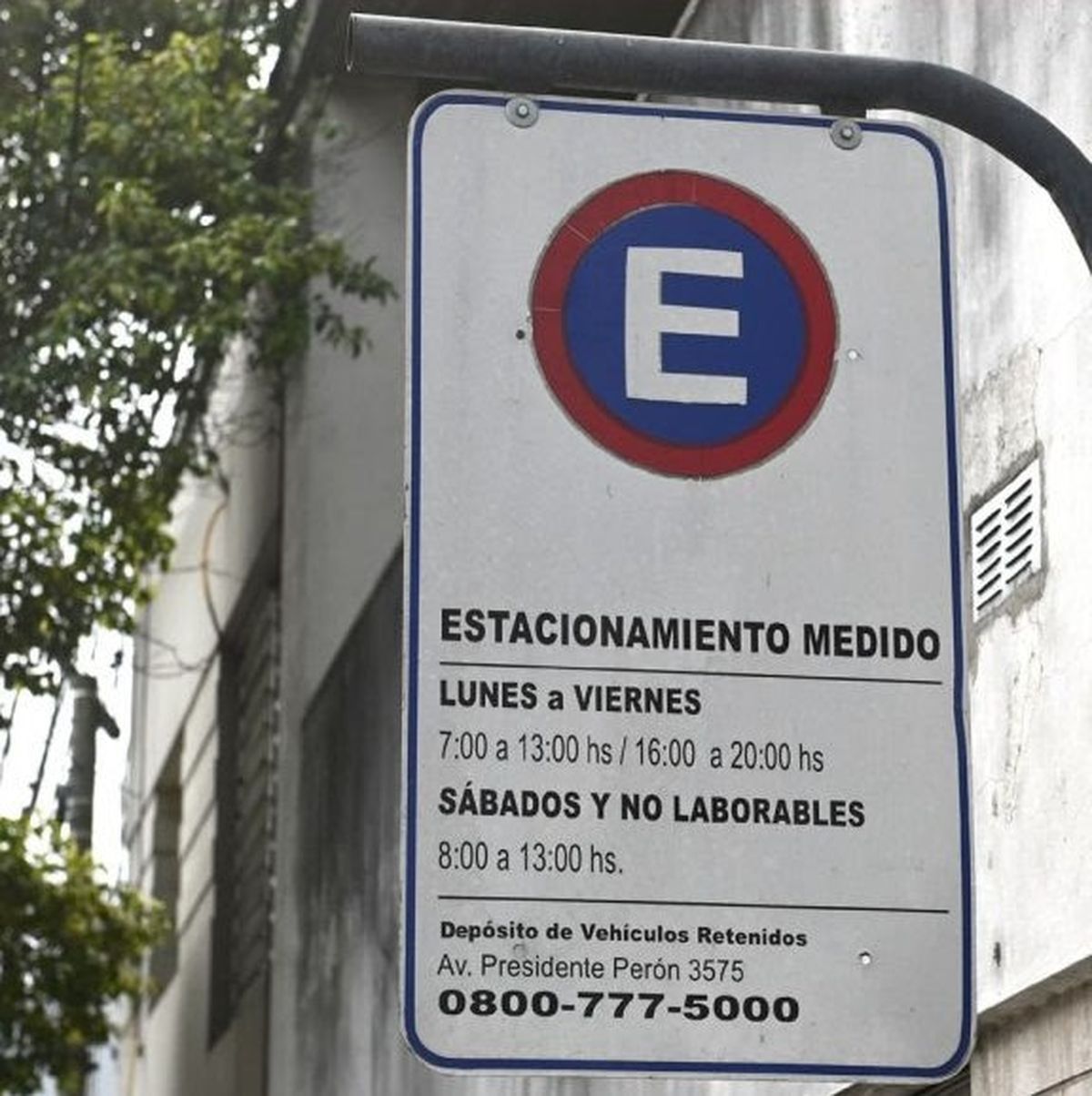 El estacionamiento medido está señalizado con carteles verticales. El estacionamiento medido está señalizado con carteles verticales.