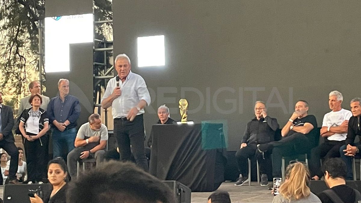 Nery Pumpido fue agasajado en su casa, en su ciudad, donde fue jugador y entrenador.