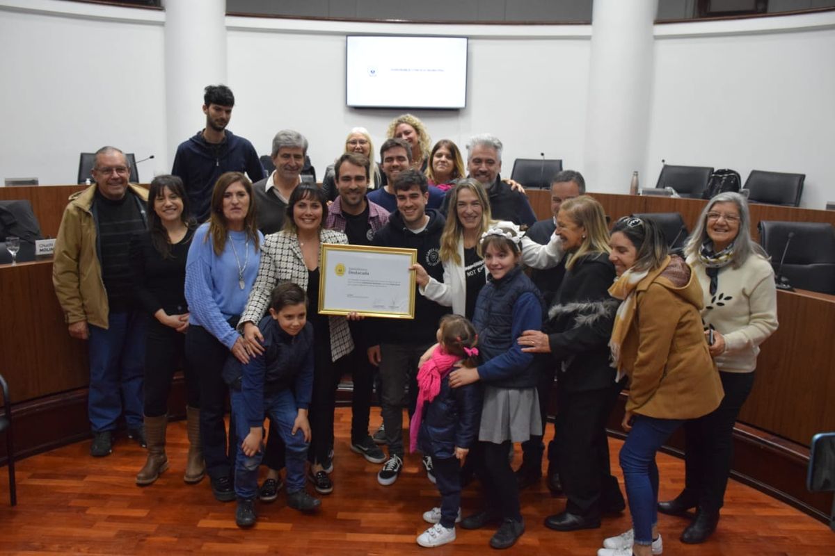 La artista Stella Brieva, luego de recibir la declaración como santafesina destacada, junto a concejales, familiares y amigas.