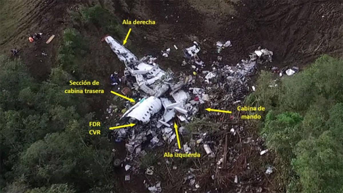 Esta imagen –también tomada por los investigadores del accidente– muestra claramente la magnitud del desastre, ya que cuesta mucho reconocer ciertas partes de la aeronave. El FDR (Flight Data Recorder, o Grabador de los Datos de Vuelo, que registra parámetros específicos de la performance del avión) y el CVR (Cockpit Voice Recorder, o Grabador de Voz de Cabina), son los que comúnmente se conocen como “cajas negras”.