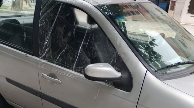 Robo en 9 de Julio y Obispo: el vidrio del auto quedó completamente destrozado.