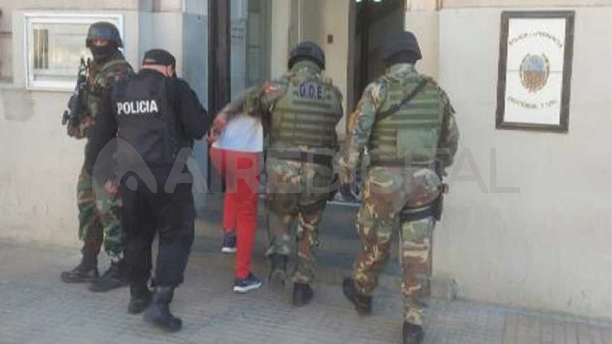 En un allanamiento en San José del Rincón detuvieron al presunto ladrón de un negocio en el barrio Santa Rosa de Lima.