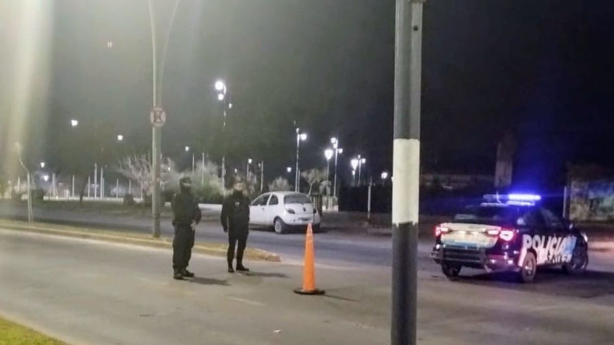 Dos jóvenes murieron tras derrapar con la moto en Puerto Norte.